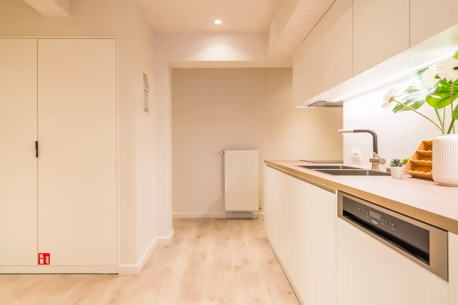 Modern instapklaar appartement met twee slaapkamers. Let op: dit pand heeft geen zeezicht! foto 4