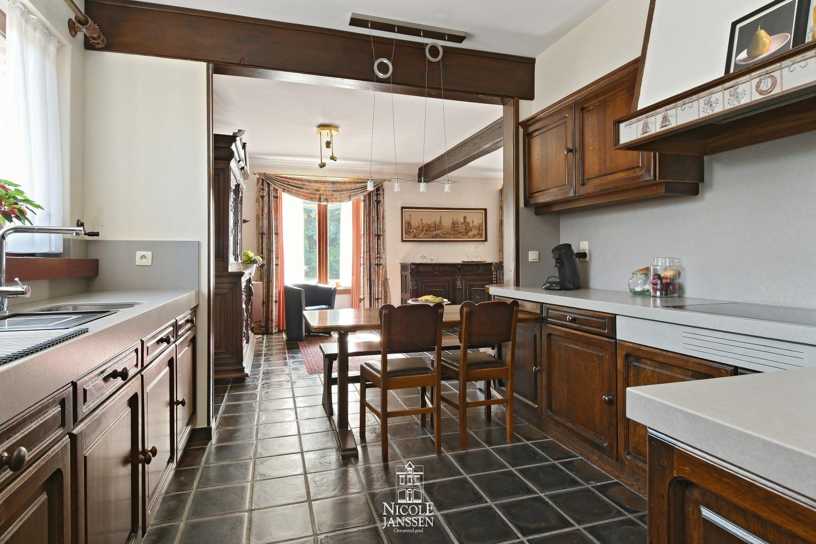 Ruime gezinswoning op een royaal perceel in een rustige omgeving  foto 8