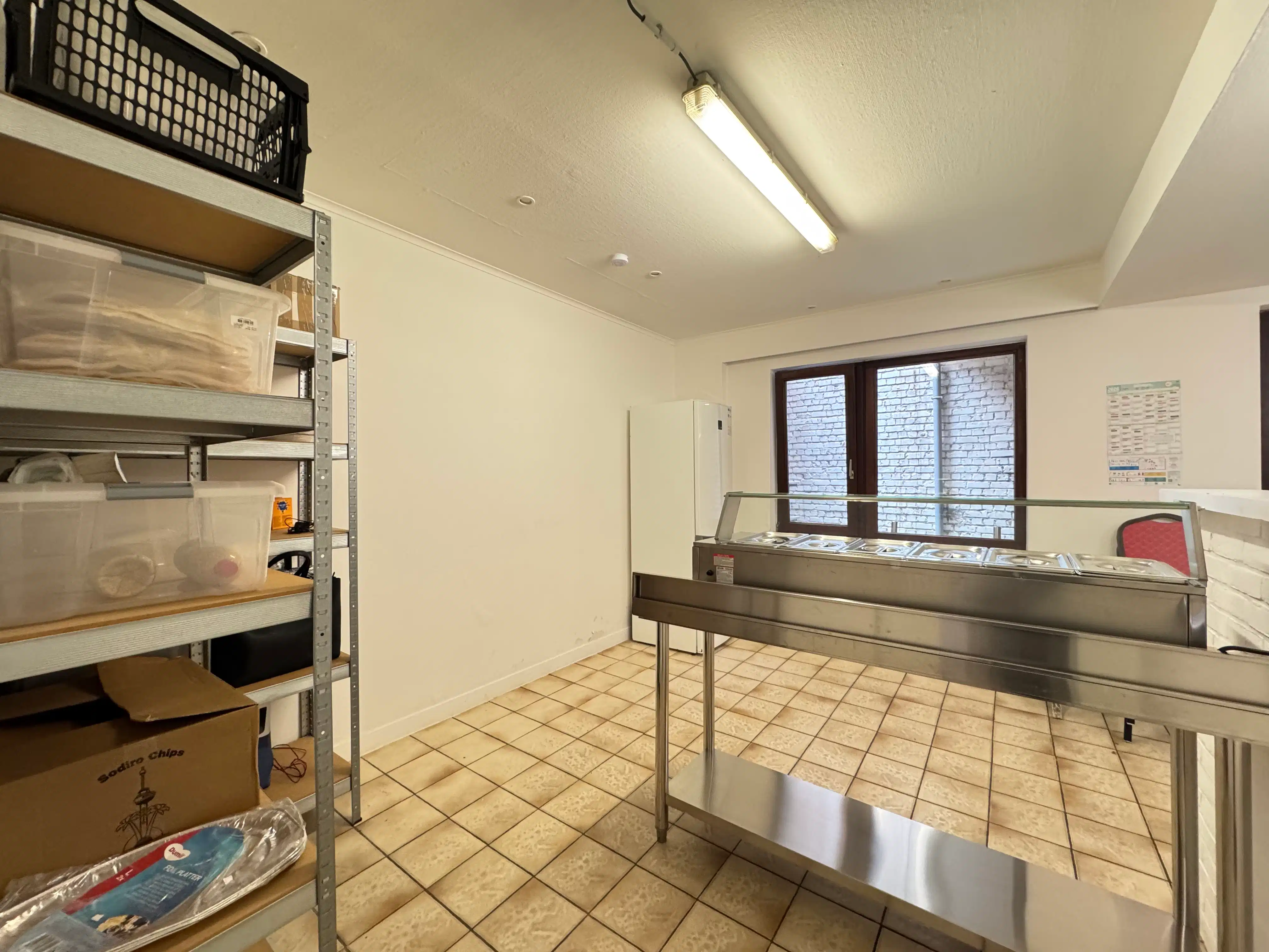 Handelsgelijkvloers 60m² aan drukke invalsweg Oostende foto 5