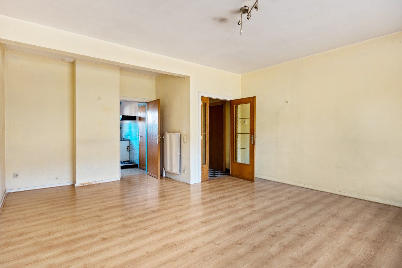 Te renoveren opbrengsteigendom met 3 app. en 3 garageboxen foto 4