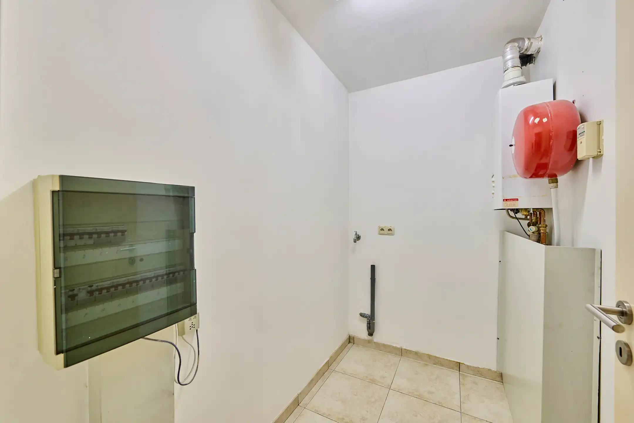 RUIM INSTAPKLAAR APPARTEMENT MET 2 SLAAPKAMERS NABIJ CENTRUM foto 7