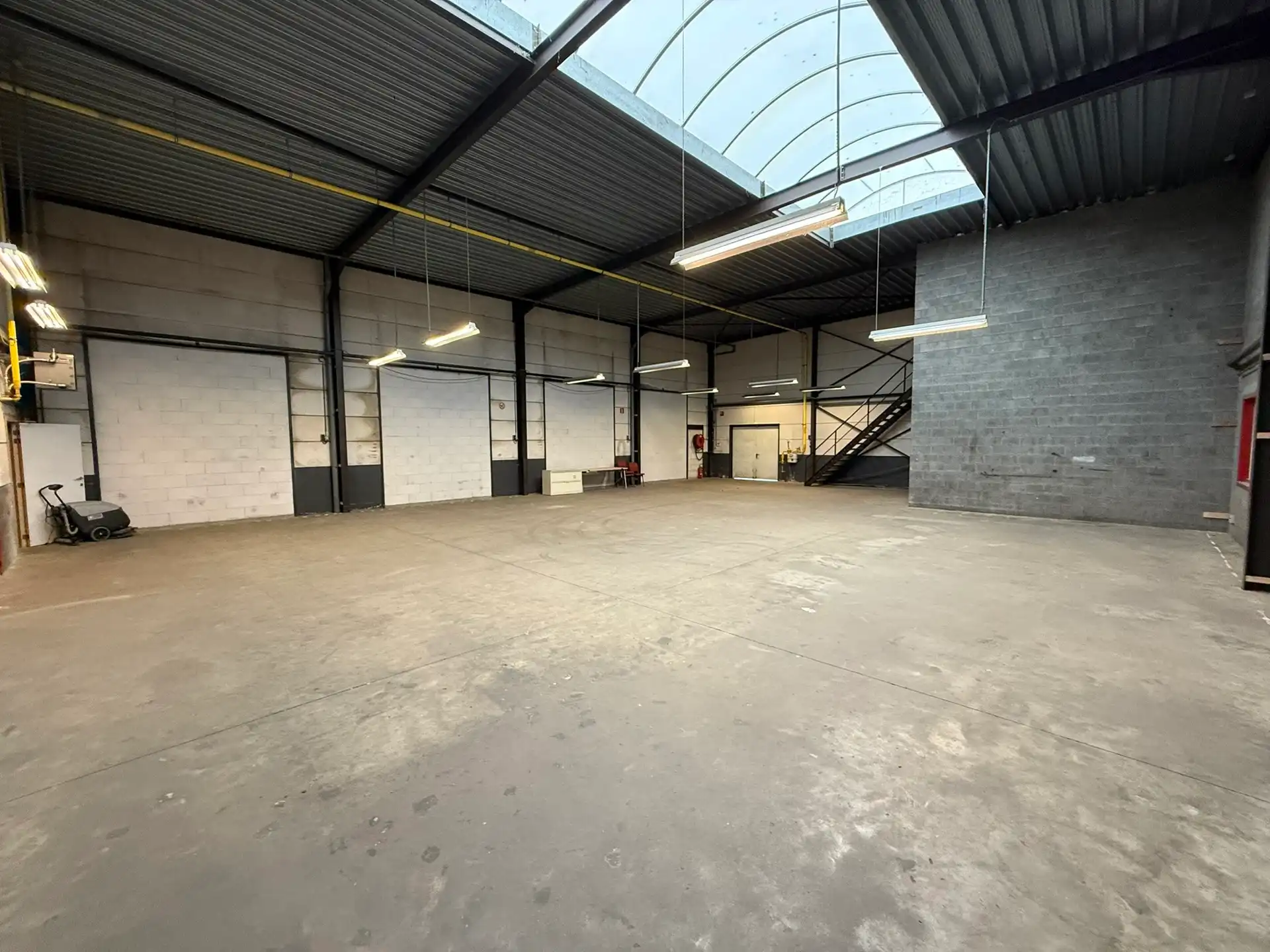 Magazijn met kantoren te huur in industriezone TTS te Temse foto 7