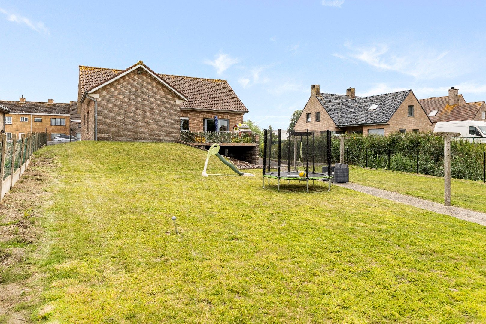 Ruime woning met 3 slaapkamers, ruime tuin en garage. foto 22