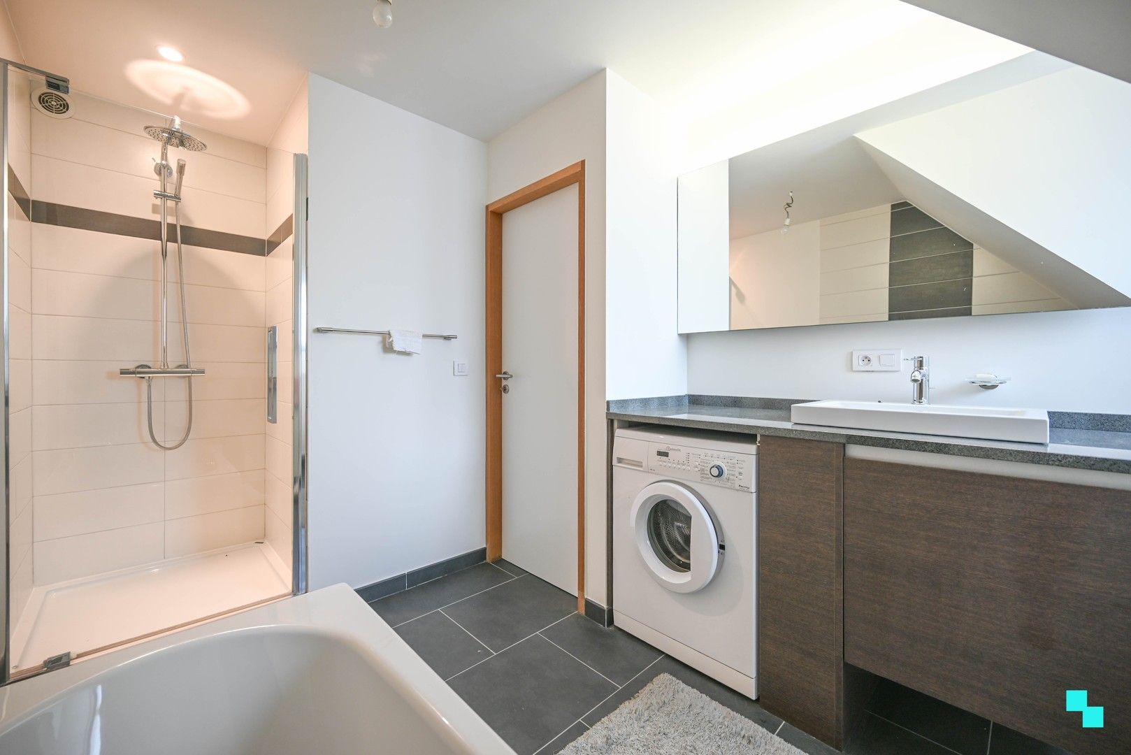 Uiterst kwalitatief tweeslaapkamerappartement met garagebox foto 13