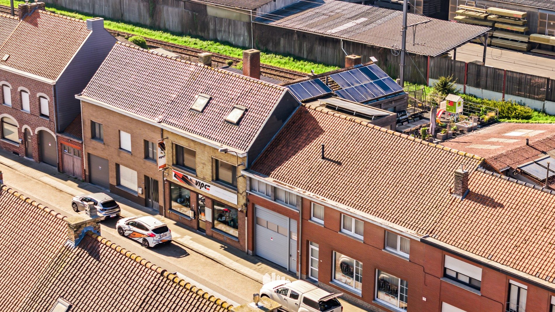 Handelsruimte met moderne woonst en zonnig terras.  foto 3