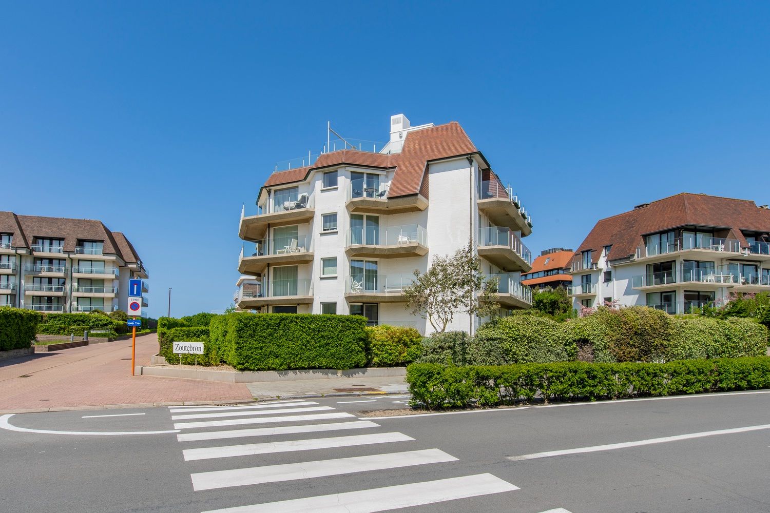 Lichtrijk hoek-appartement van ruim 180m2, rustig gelegen in een standingvolle villaresidentie, op enkele stappen van de zeedijk Albertstrand en de Royal Zoute  foto 23