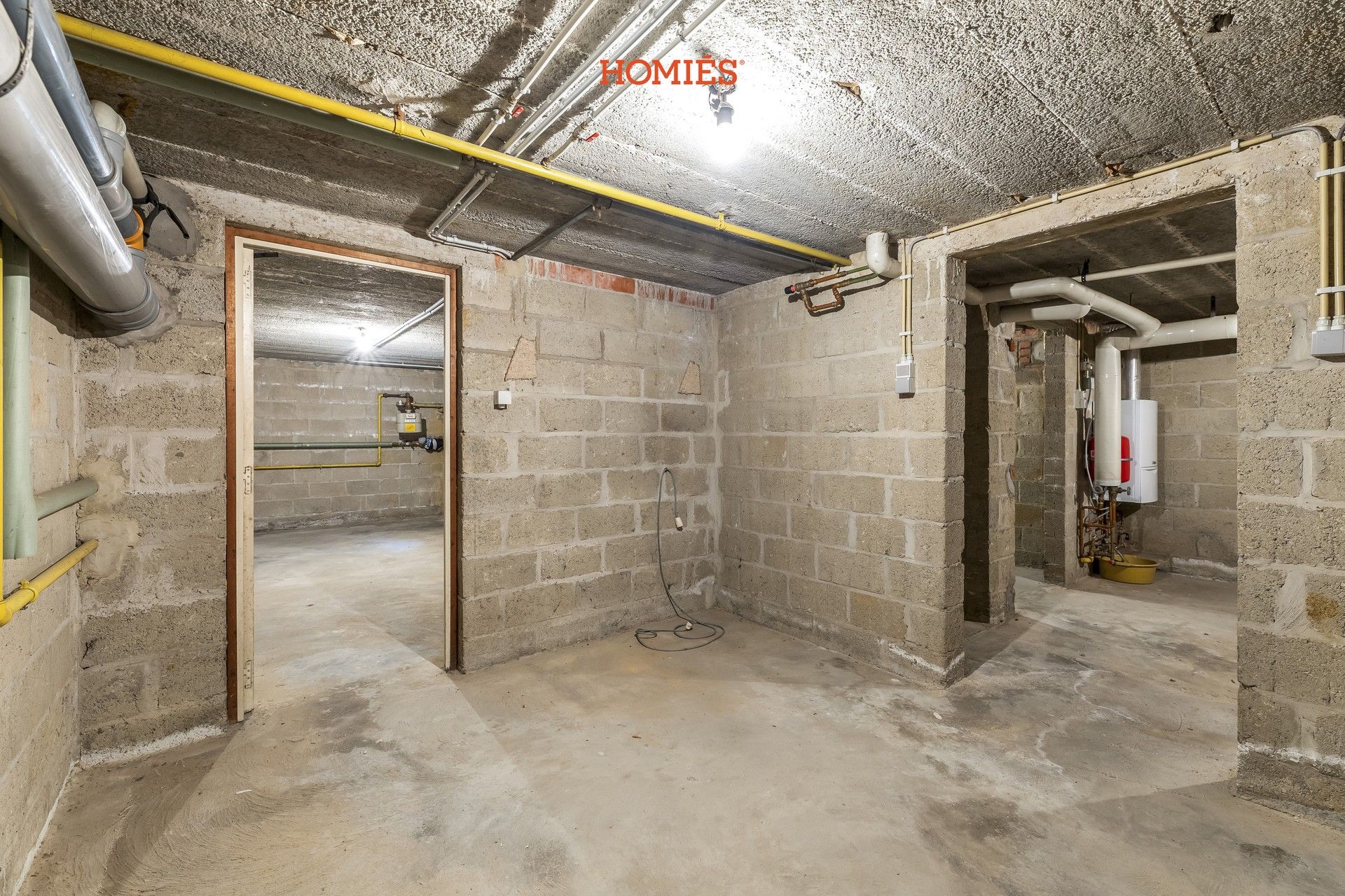 Te renoveren woning met veel potentieel foto 20