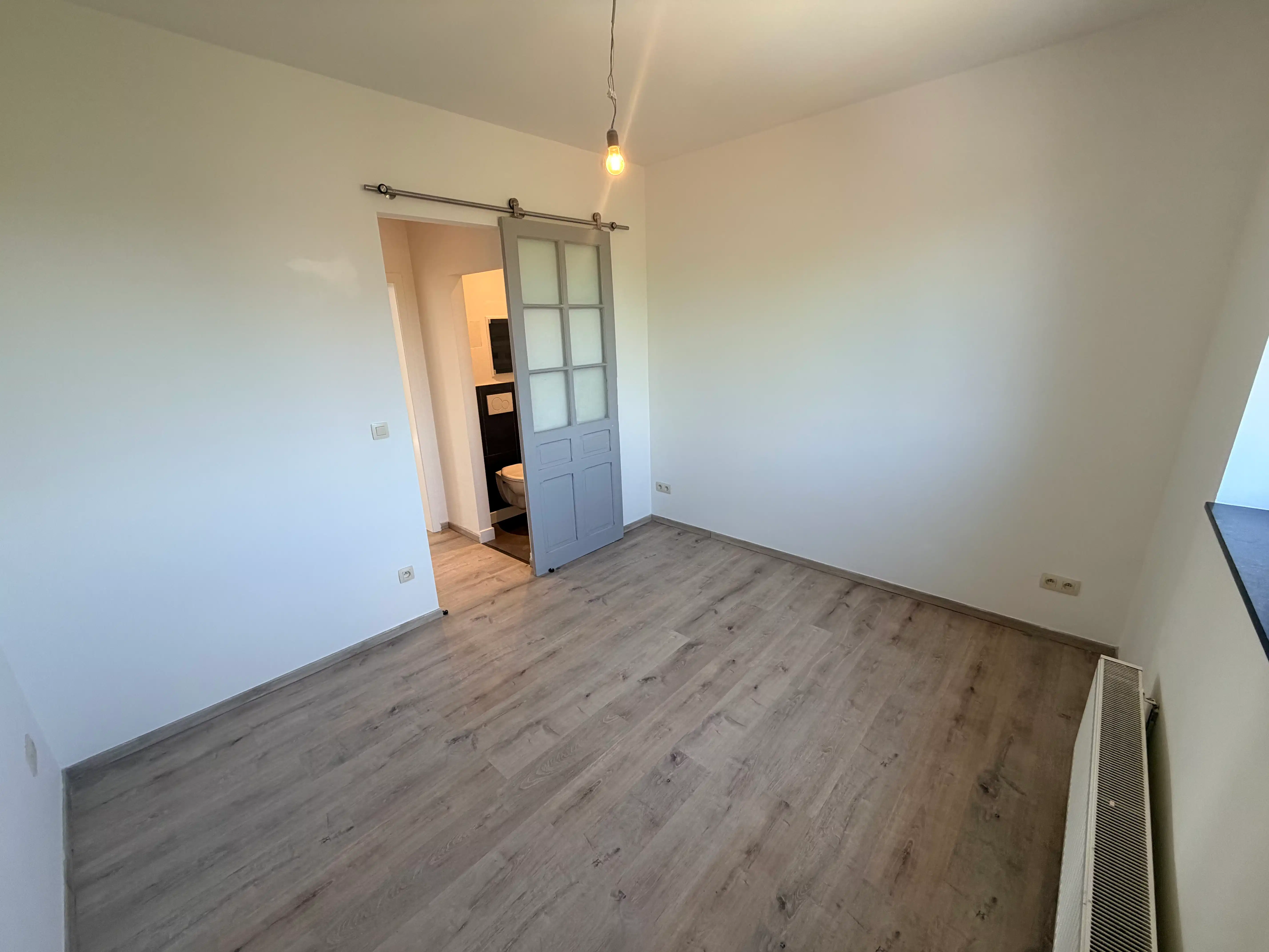 --- NIEUW --- Gerenoveerd en energiezuinig 1-slaapkamerappartement op toplocatie nabij Sint-Pietersstation! foto 8