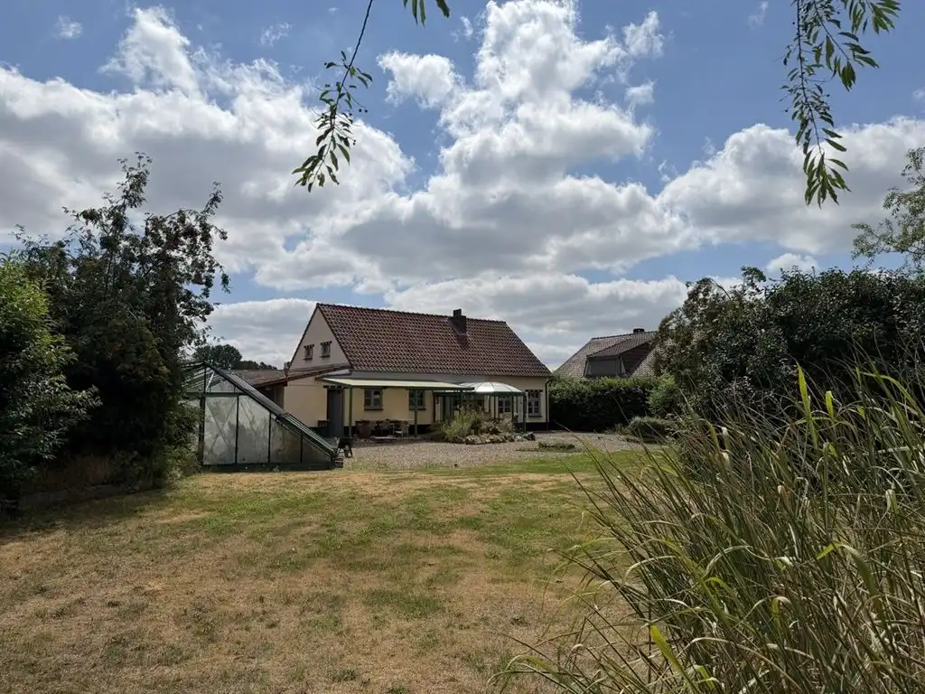 Karaktervolle, vrijstaande woning op riant perceel foto 8