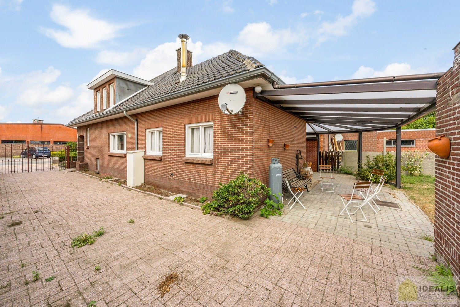 IDEALIS VASTGOED - Aangename karakterwoning op fijne locatie te Pelt. Deze woning omvat maar liefst +-143m² netto bewoonbare oppervlakte op een perceel van 4a 53ca met een ruime woonkamer, maar liefst 3 slaapkamers, badkamer, wasplaats, veranda en garage vlakbij de dorpskern van Boseind! Uiterst geschikt voor kandidaten op zoek naar een betaalbare woning op te frissen naar eigen wens. foto 35