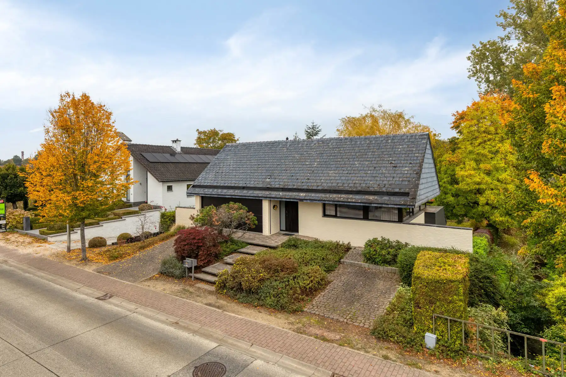 Karaktervolle villa grenzend aan het Liedekerke bos foto {{pictureIndex}}