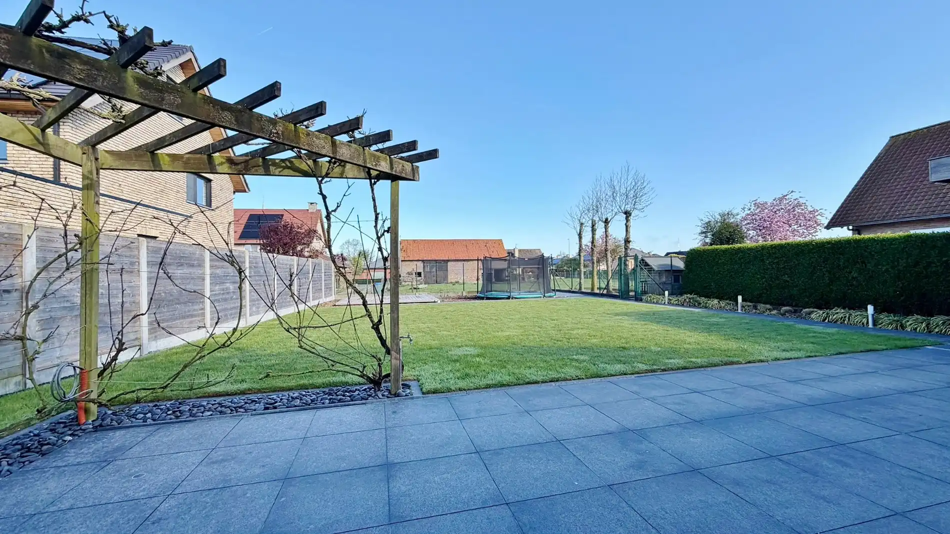 Ruime, zeer goed onderhouden villa met prachtige tuin in rustige doodlopende straat. foto 22