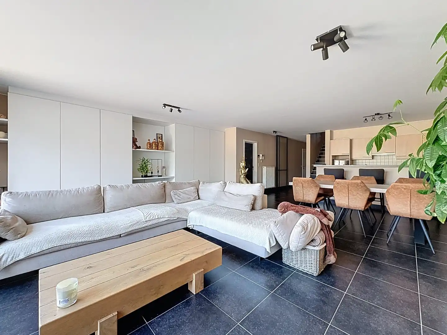 Ruim appartement met private tuin. foto 4