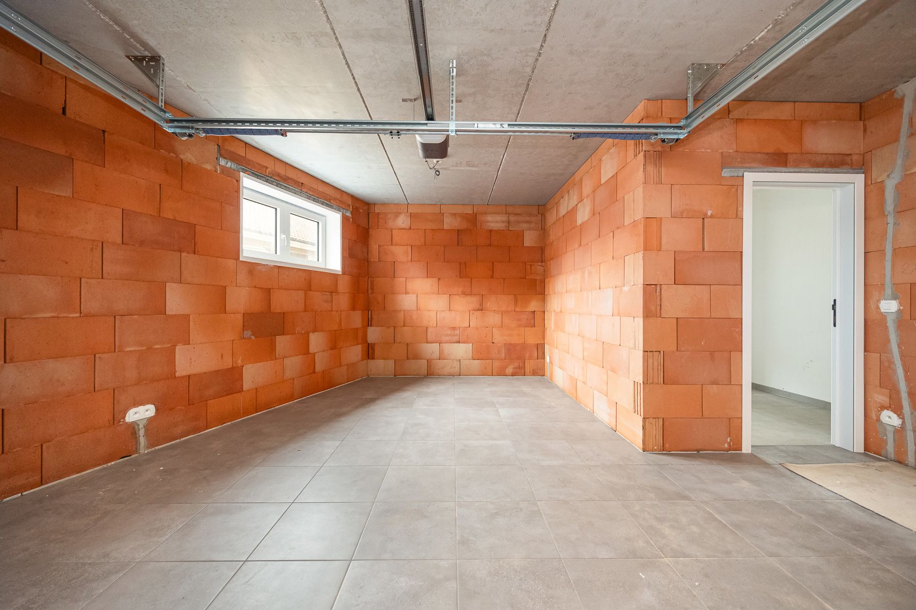 Halfopen woning met 3 slaapkamers en inpandige garage op perceel van ca 505 m² foto 8