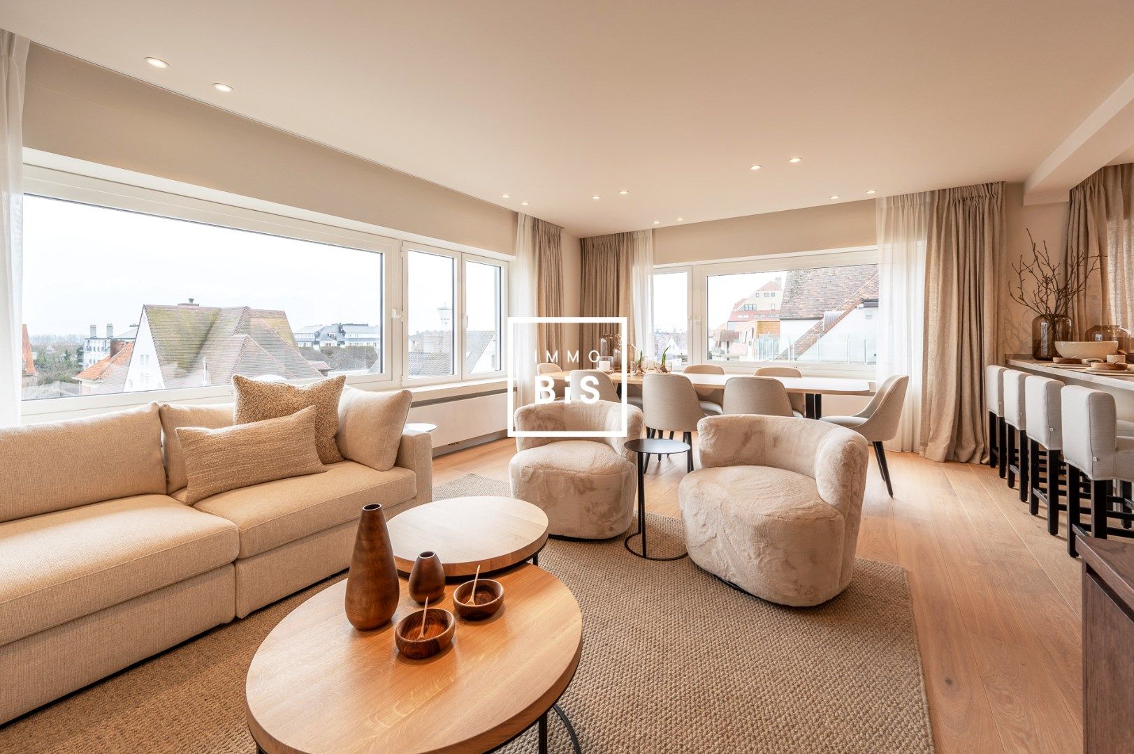 Heel smaakvol gerenoveerd hoek-appartement, rustig gelegen langs de J. Nellenslaan nabij de zee. foto 3