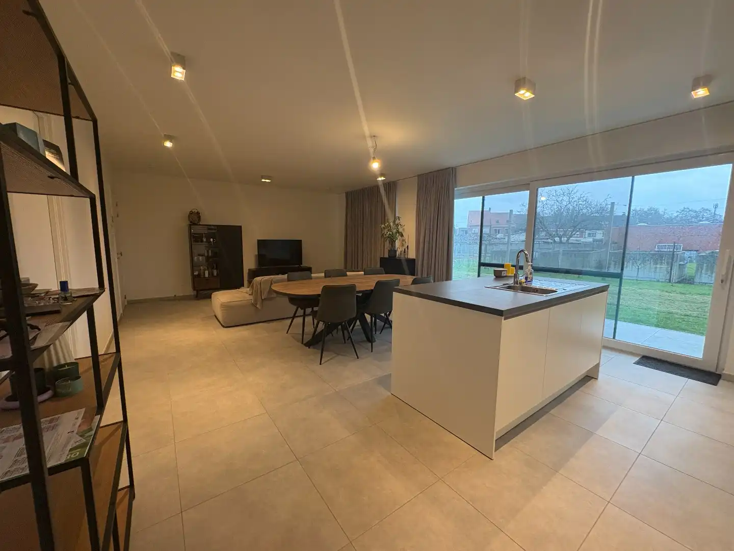 Nieuw gelijkvloers 1-slaapkamerappartement met autostaanplaats en berging! foto 2