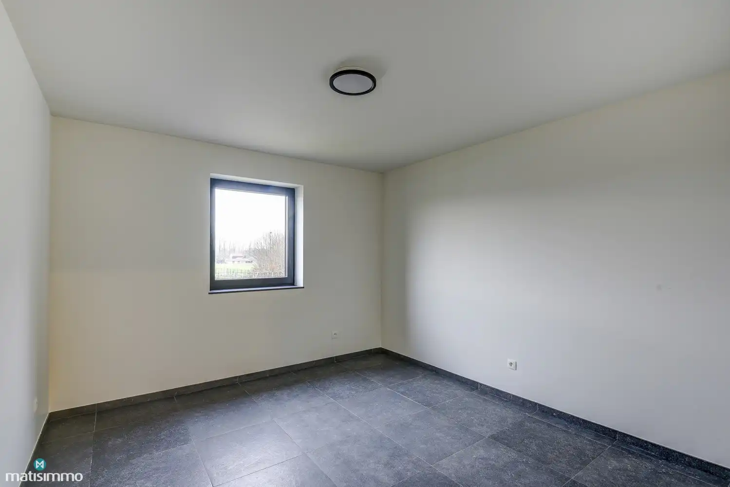 RUIM NIEUWBOUW APPARTEMENT MET 2 SLAAPKAMERS, OVERDEKT TERRAS, GARAGE, AUTOSTAANPLAATS EN KELDERBERGING TE BEVERST foto 14
