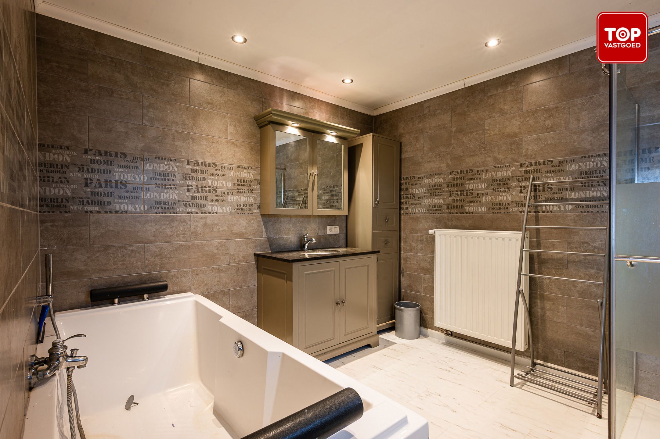 Halfopen woning met 4 slaapkamers, grote tuin en  ruime garage foto 13