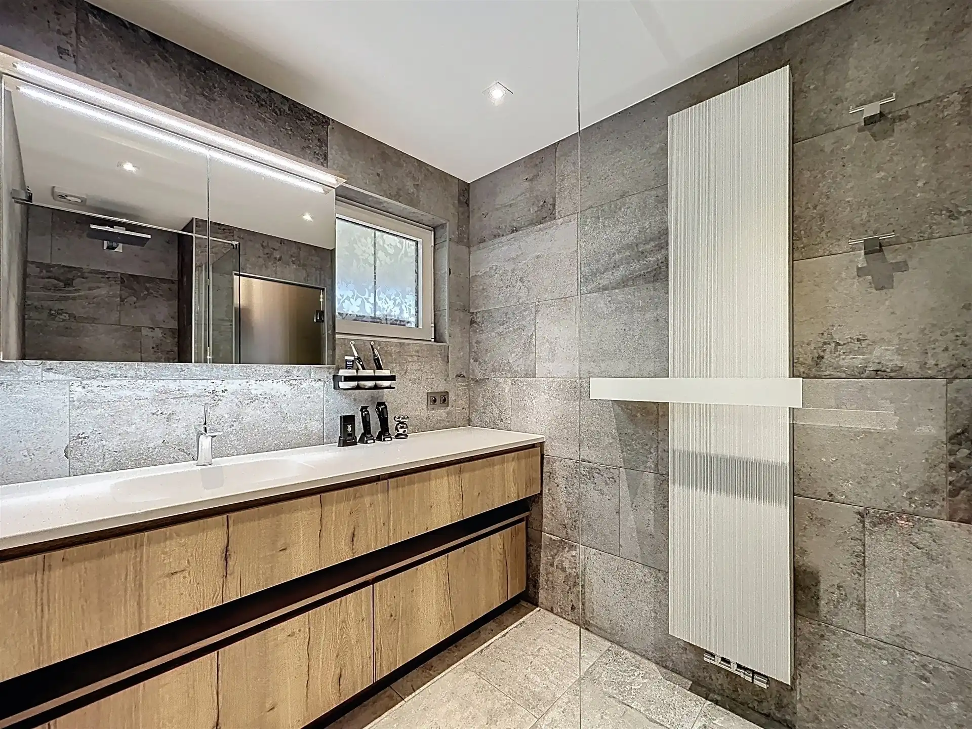Moderne gezinswoning met 3 ruime slaapkamers en inpandige garage! foto 10