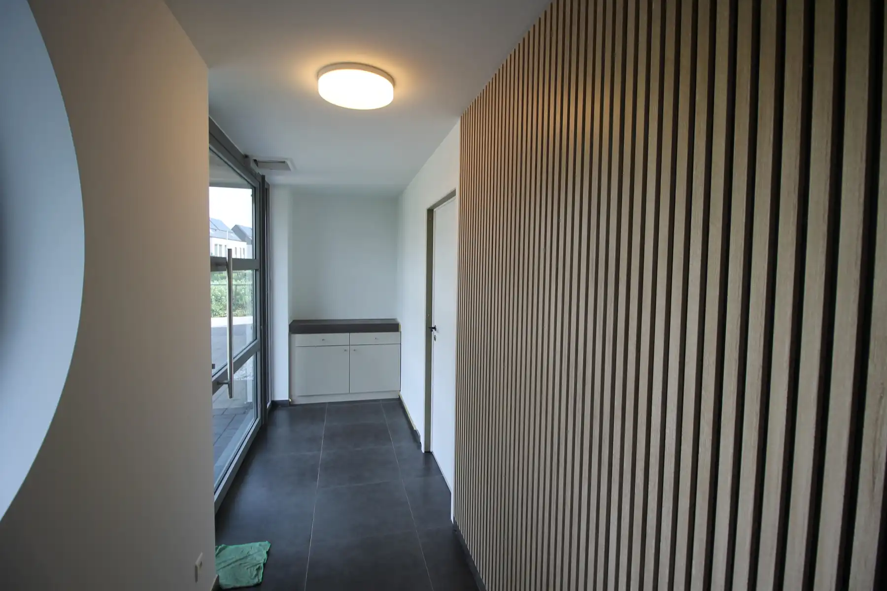 Uniek en ruim (ca 134m²) gelijkvloers appartement met 2 slaapkamers, terras en tuin en autostaanplaats. foto 20