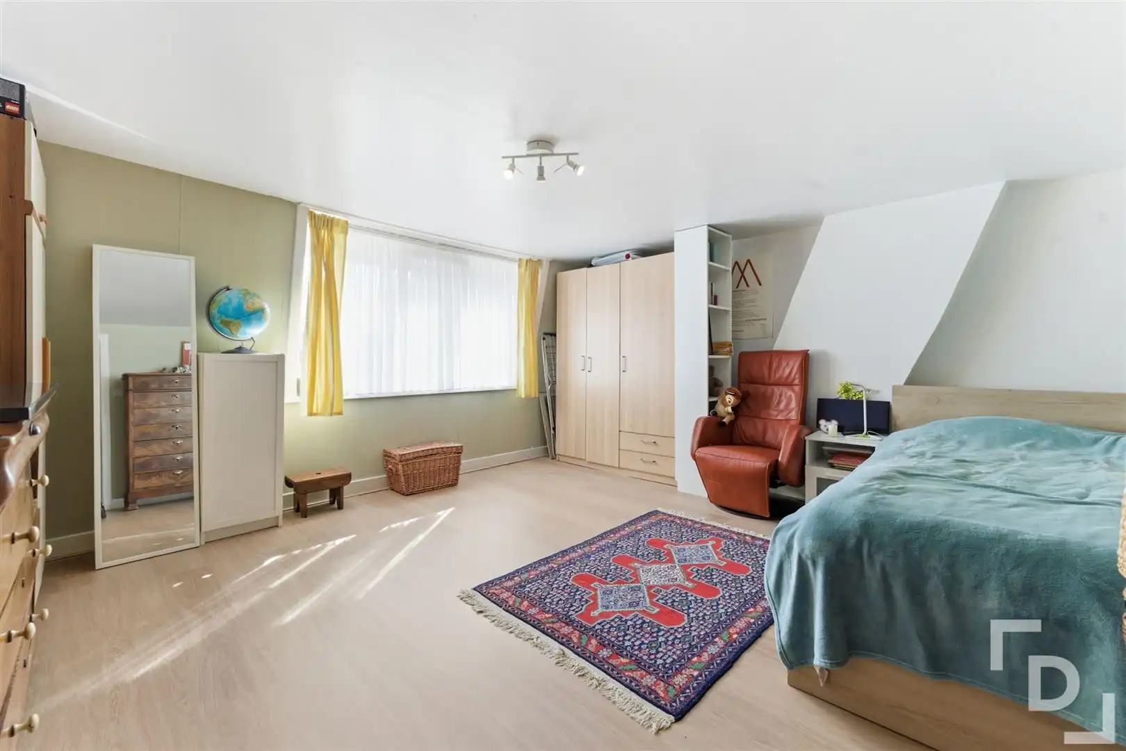 Ruime en energetische woning met uitweg en lostaande garage te koop in centrum Ieper. foto 14