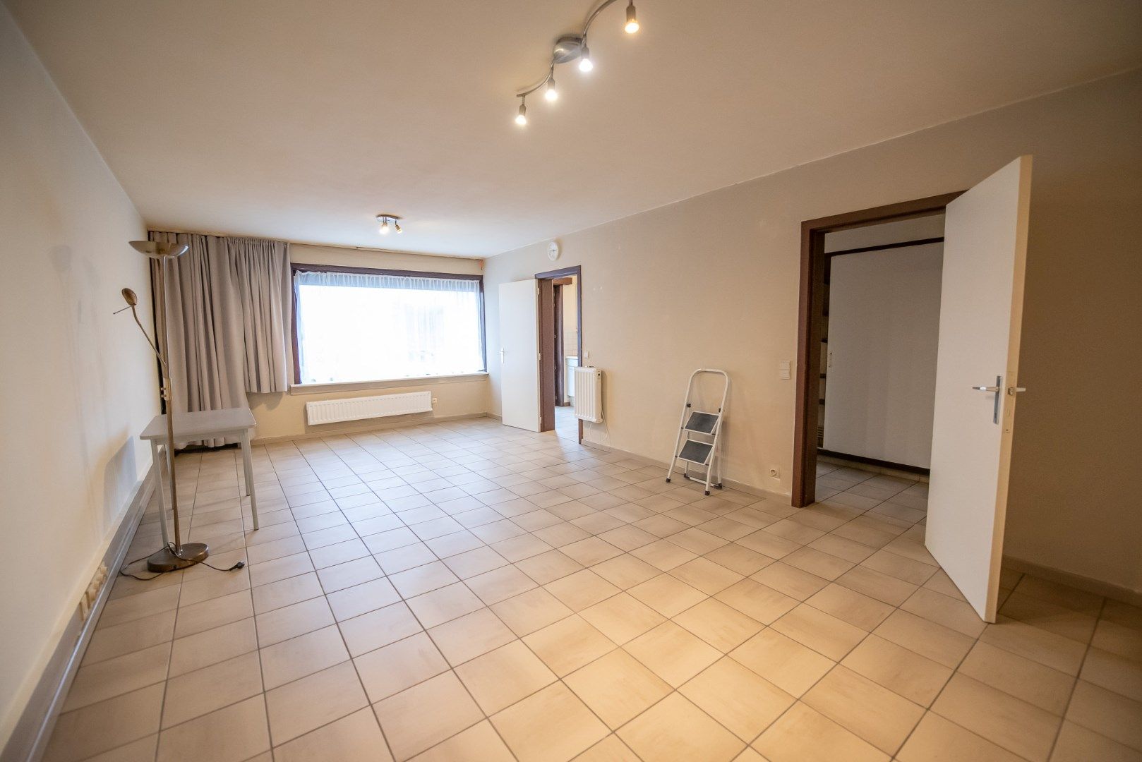 Ruim gelijkvloers appartement met garage te huur in Dentergem  foto 3
