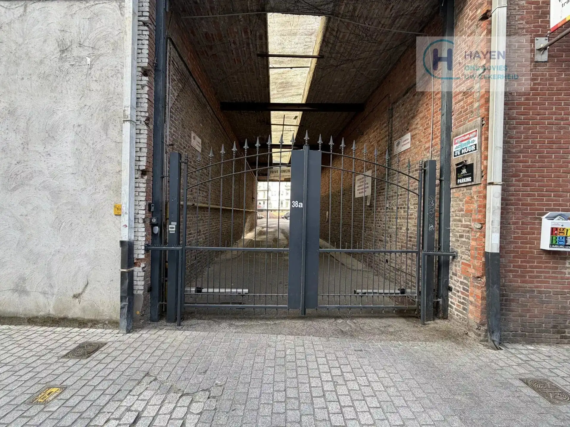 Parkeerplaats in overdekte afgesloten parking foto {{pictureIndex}}