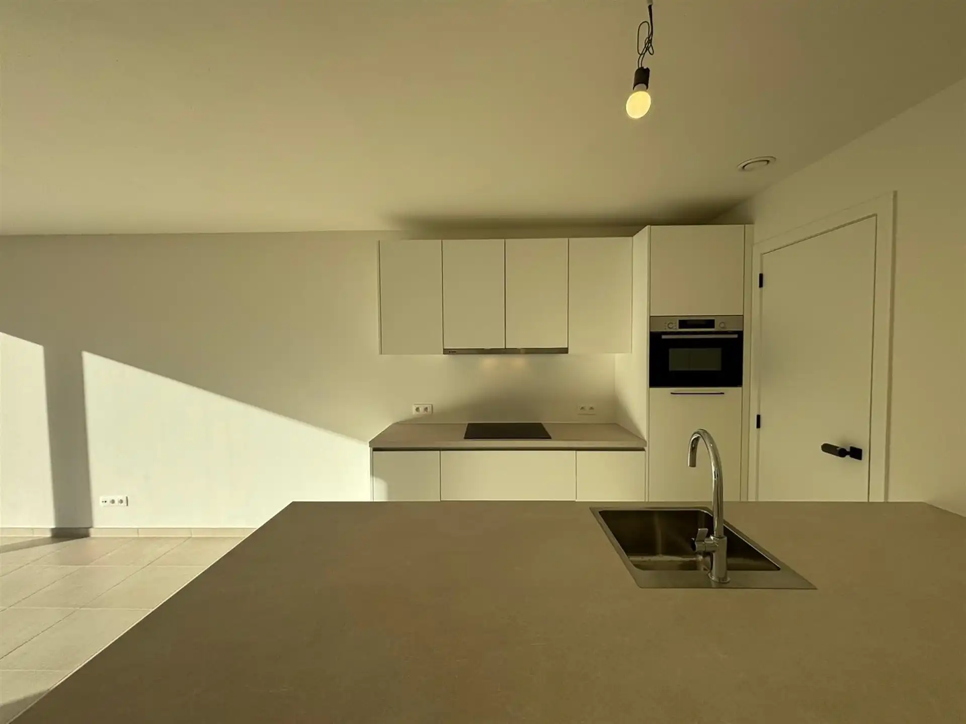 Modern gelijkvloers appartement met private tuin en ruime terrassen in Asse! foto 9