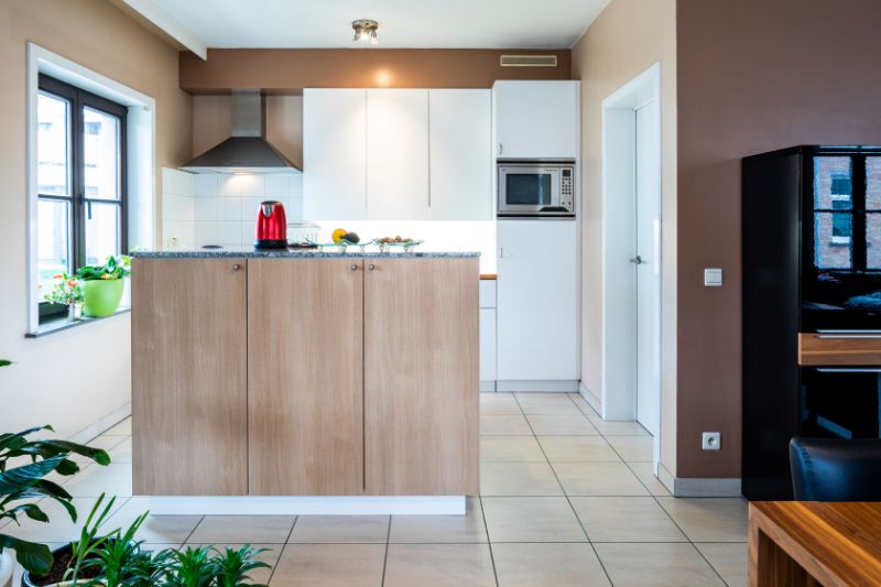 Roeselare : Ruim en lichtrijk gelijkvloers appartement in een aangenaam woonerf met 1 slpks 83 m². foto {{pictureIndex}}