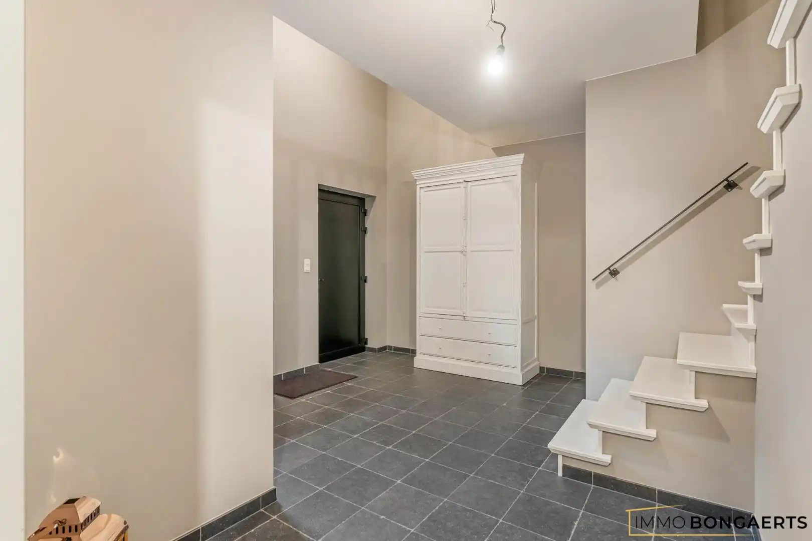 Prachtig afgewerkte woning met praktijkruimte foto 15