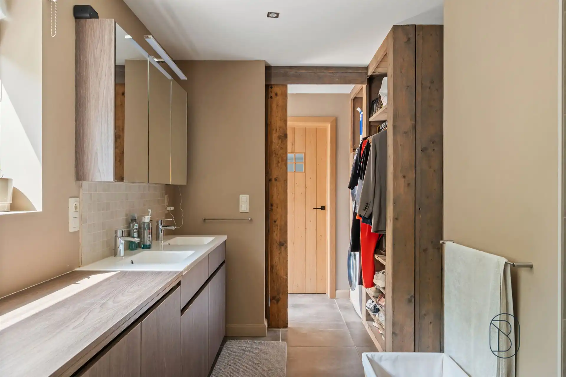 Knap gerenoveerde woning met 3 à 4 slk, en zwemvijver foto 11