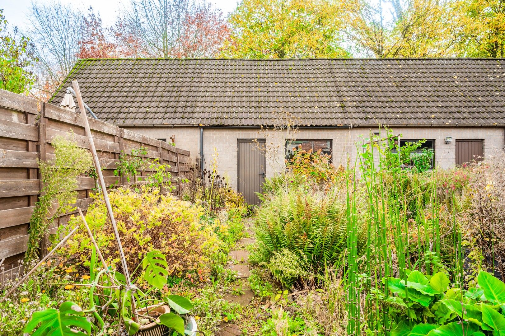 Te renoveren woning met garage foto 16