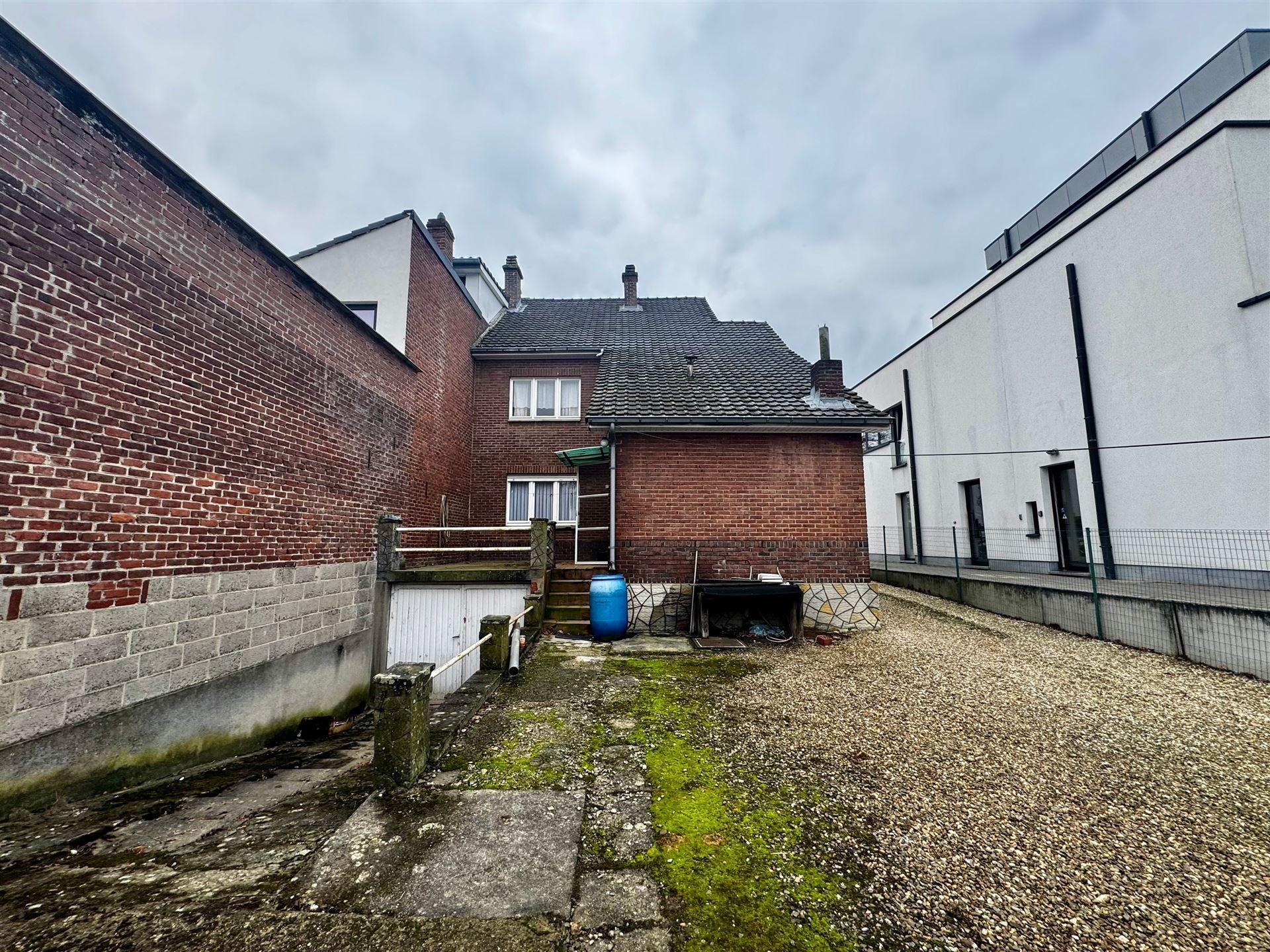 Halfopen te verbouwen woning op rustige locatie in Maasmechelen foto 14