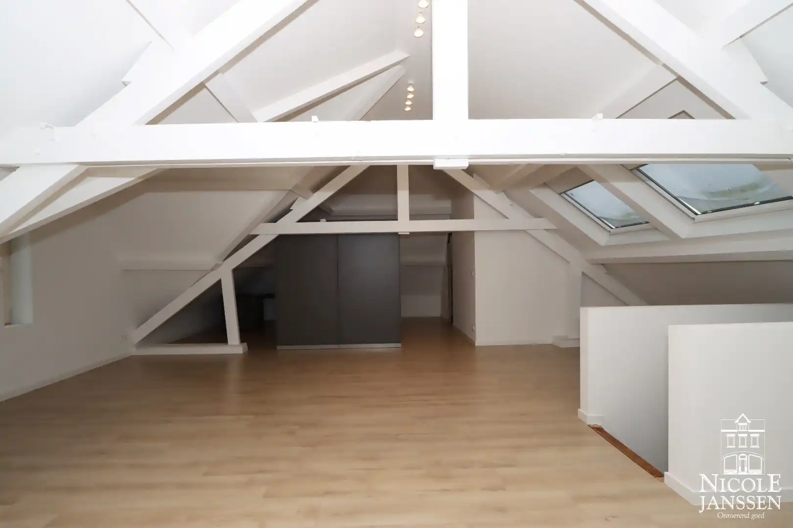 Ruim ingedeeld karakteristiek pand met garage en diepe tuin op een royaal perceel foto 18