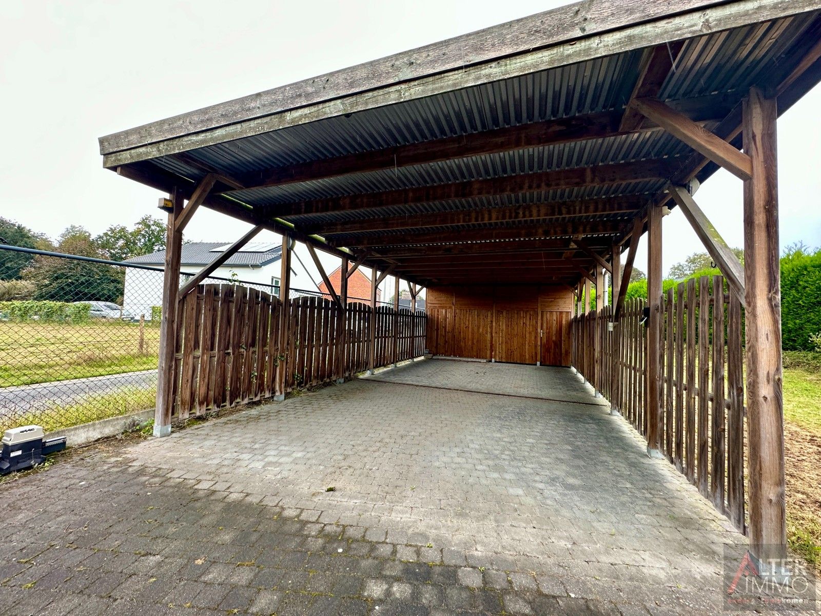 Grotendeels gerenoveerde woning met 3 slaapkamers, garage en grote carport op 13a 25ca. foto 30