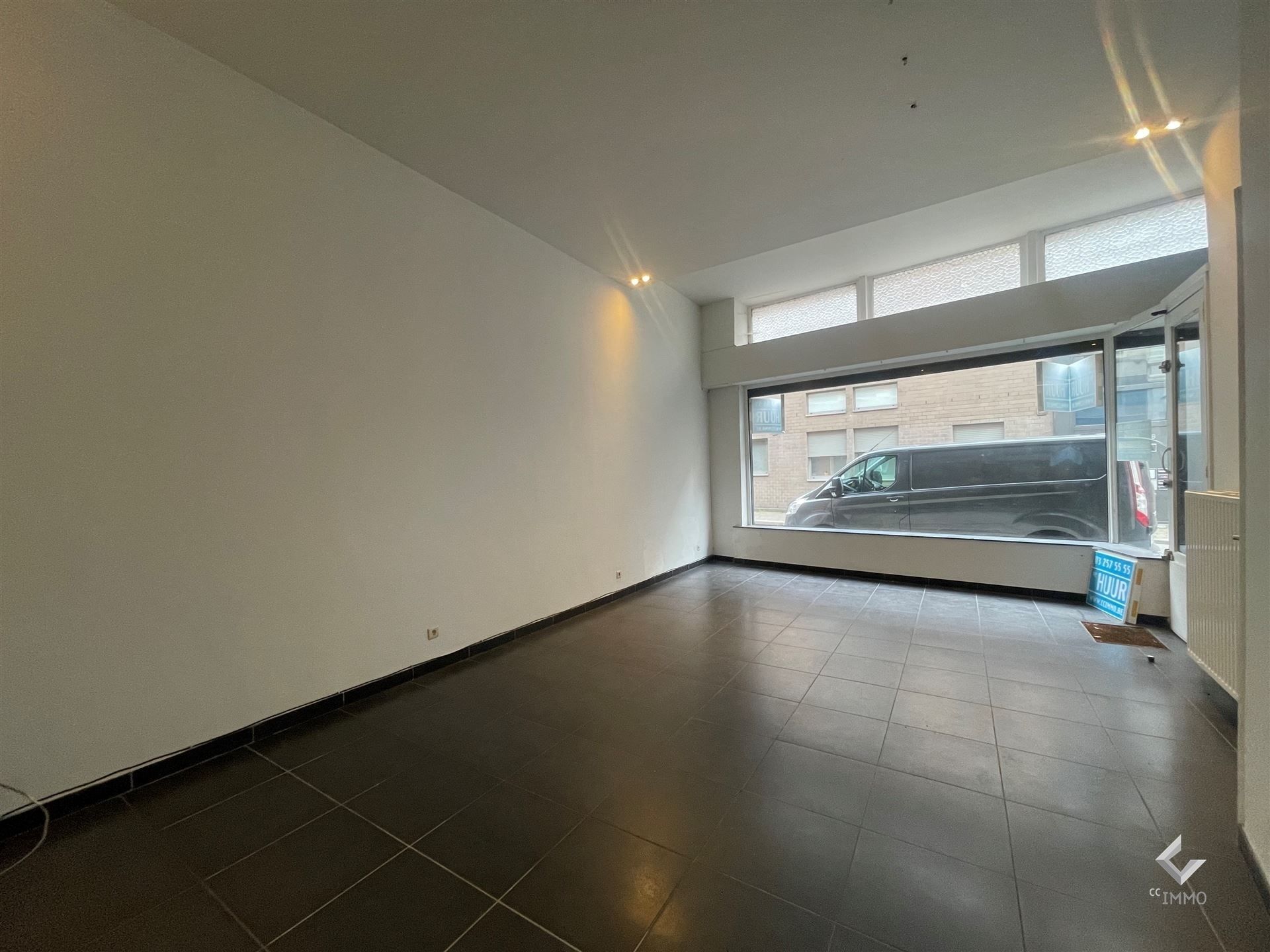 Handelsgelijkvloers ca. 70m² te Sint-Andries/Nationalestraat! foto 2