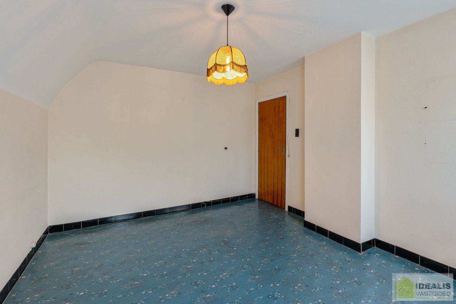 TE RENOVEREN WONING NABIJ HET CENTRUM VAN WIJCHMAAL, PEER OP EEN PERCEEL VAN  MAAR LIEFST 12A 5CA – DE WONING OMVAT EEN OPEN LEEFRUIMTE MET VEEL LICHTINVAL, KEUKEN MET AANSLUITEND EETKAMER, 3 SLAAPKAMERS, BADKAMER, VERANDA EN TWEE RUIME OPSLAGRUIMTES/WERKPLAATSEN – Een praktisch ingedeelde woning op een ruim perceel nabij het centrum van Peer! Dé perfecte zet voor zij die op zoek zijn naar een te renoveren woning met veel mogelijkheden op een rustige locatie in Wijchmaal, Peer! foto 14