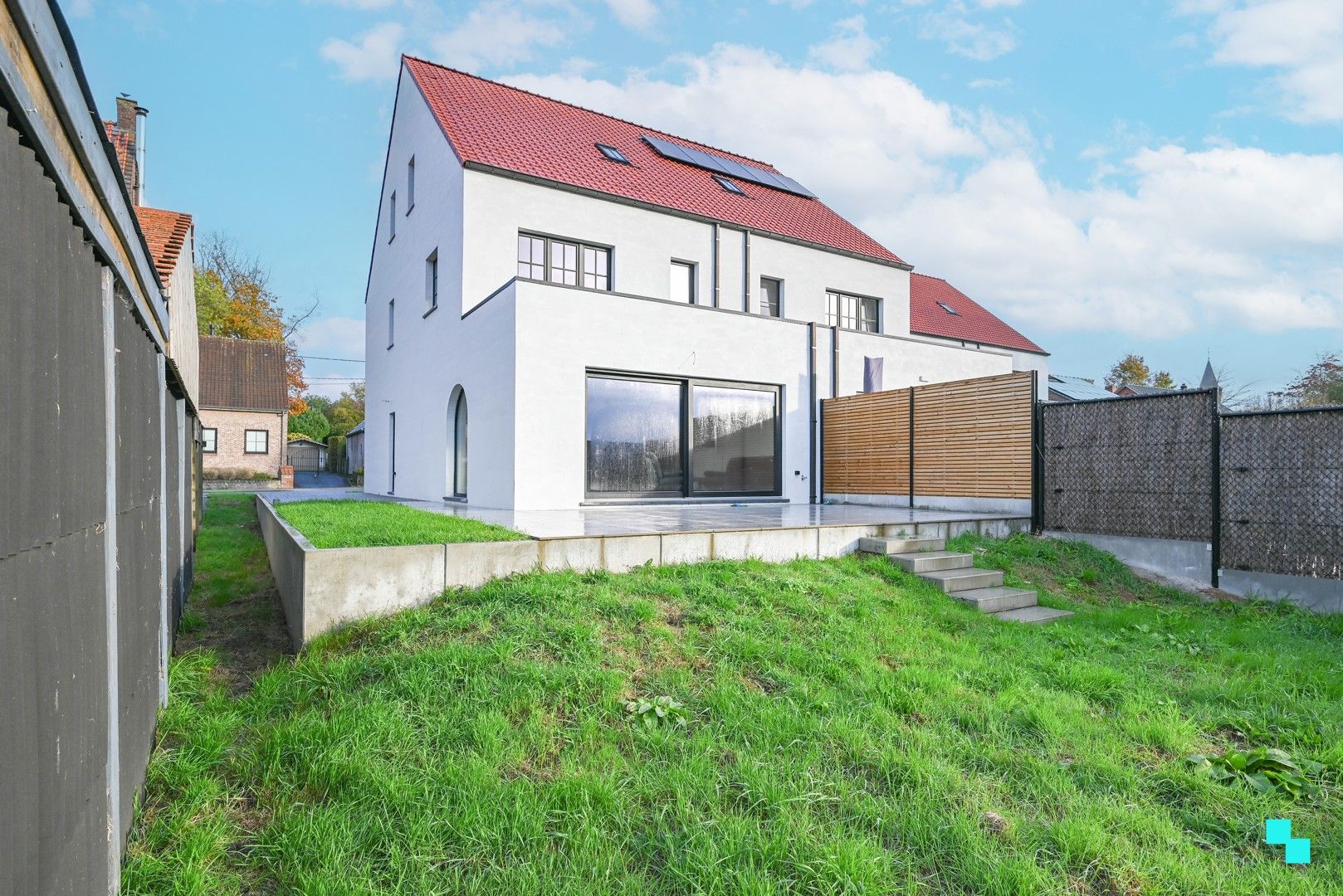 Ruime halfopen bebouwing in Zwevegem foto {{pictureIndex}}