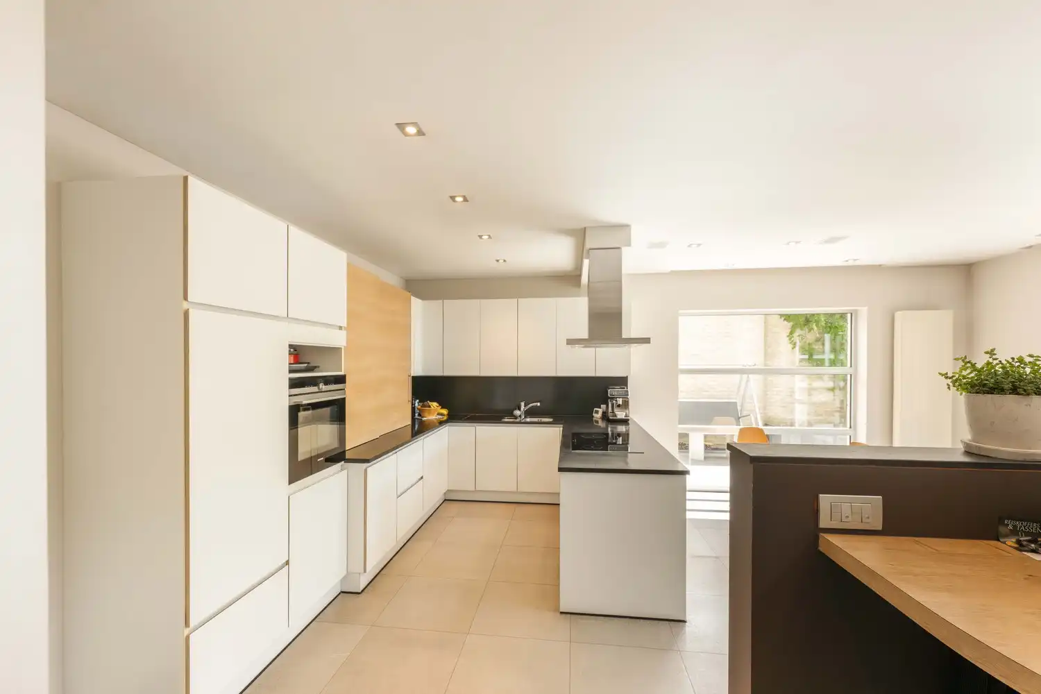 Ruime woning met praktijkruimte te Ruiselede. foto 7