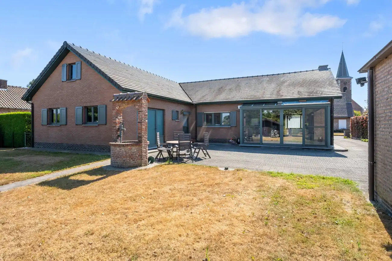 Degelijke te moderniseren open gelijkvloerse woning met inpandige garage én ruime afzonderlijke garage en een grote zonnige tuin in het centrum van Doorslaar! foto 24