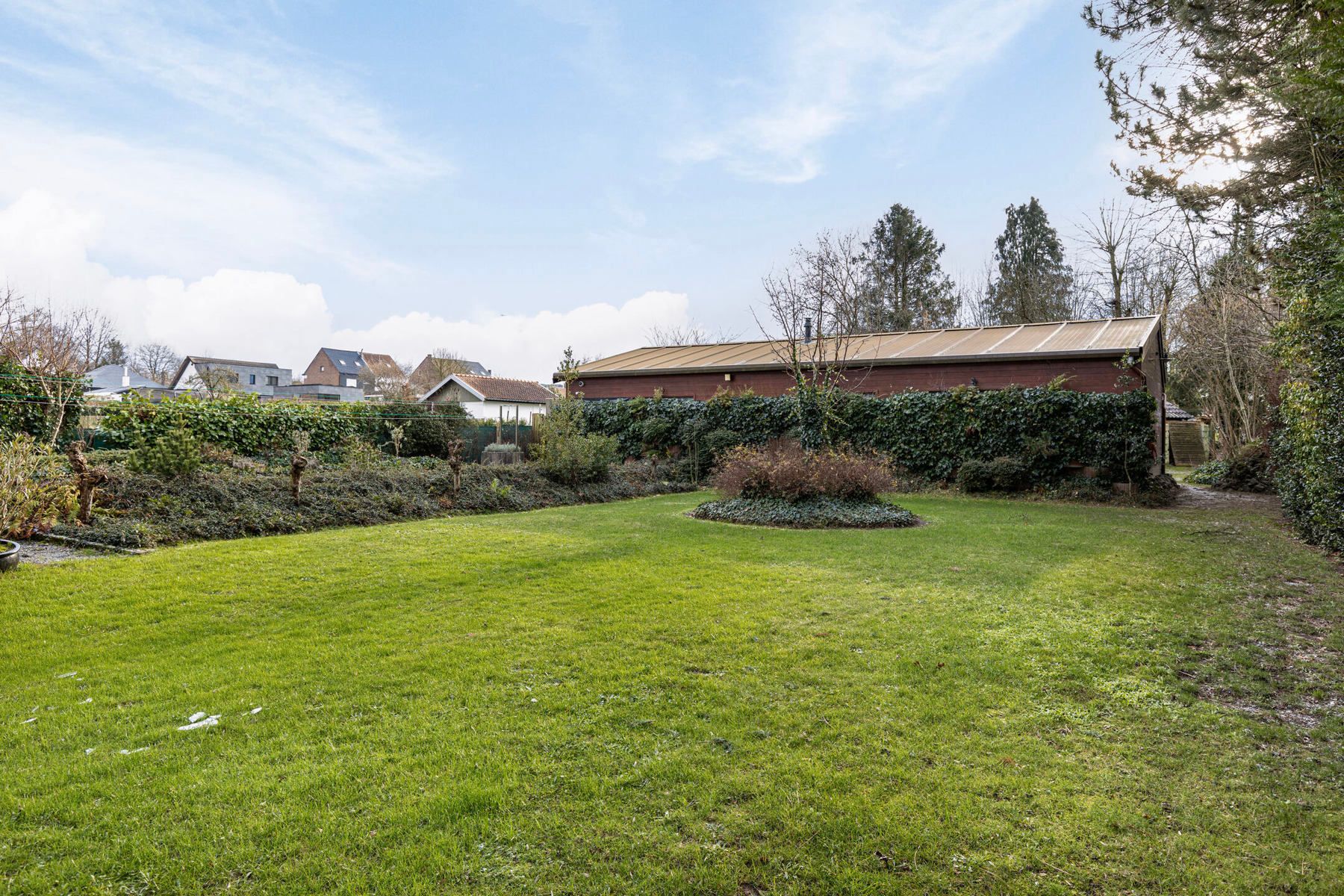 Ruime villa met LOODS! foto 24