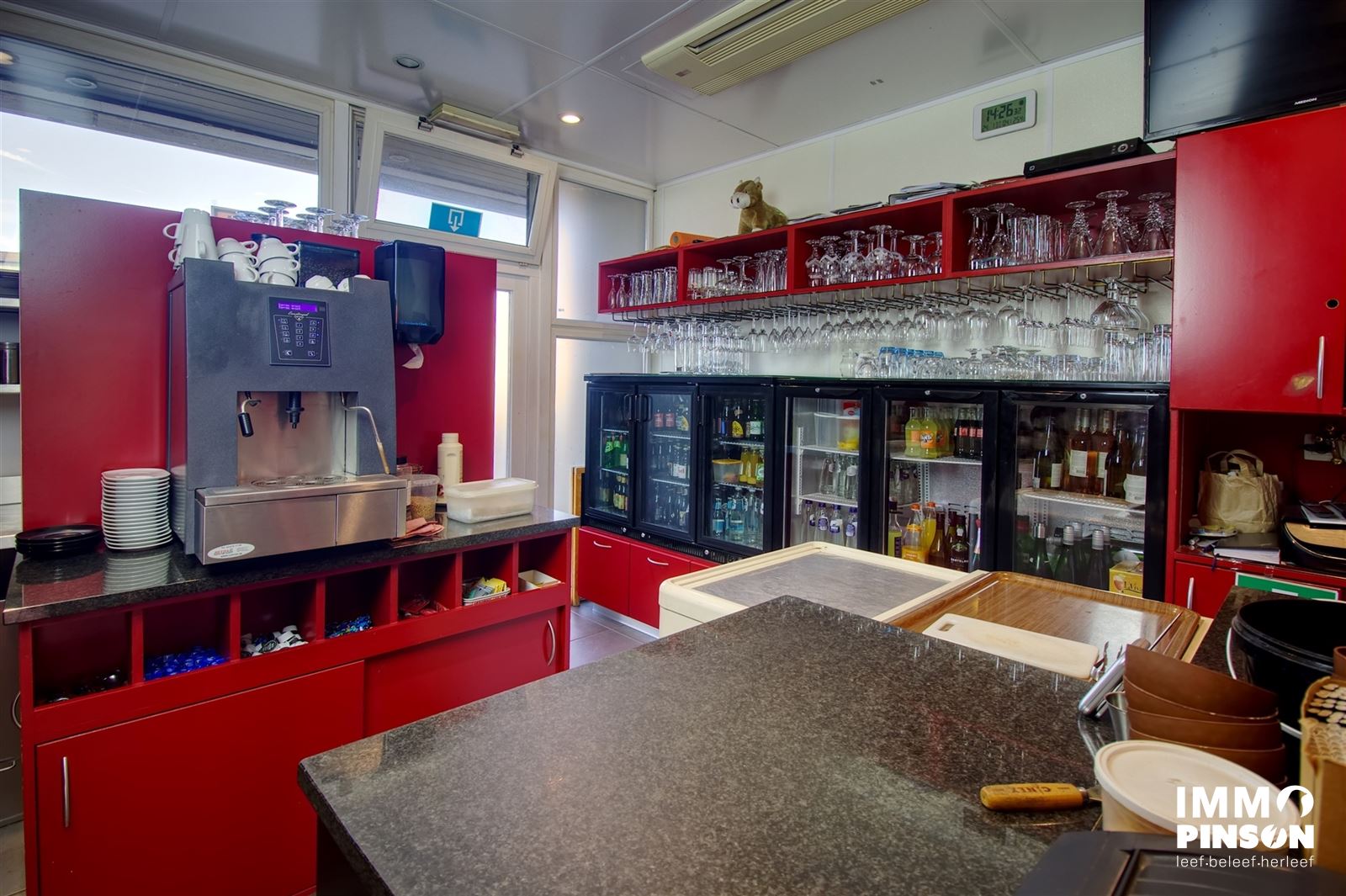 Goed uitgerust restaurant of handelspand foto 7