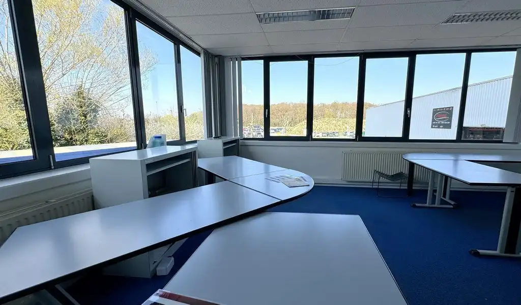 Bedrijfsunit te huur vlakbij oprit A12 te Aartselaar foto 9