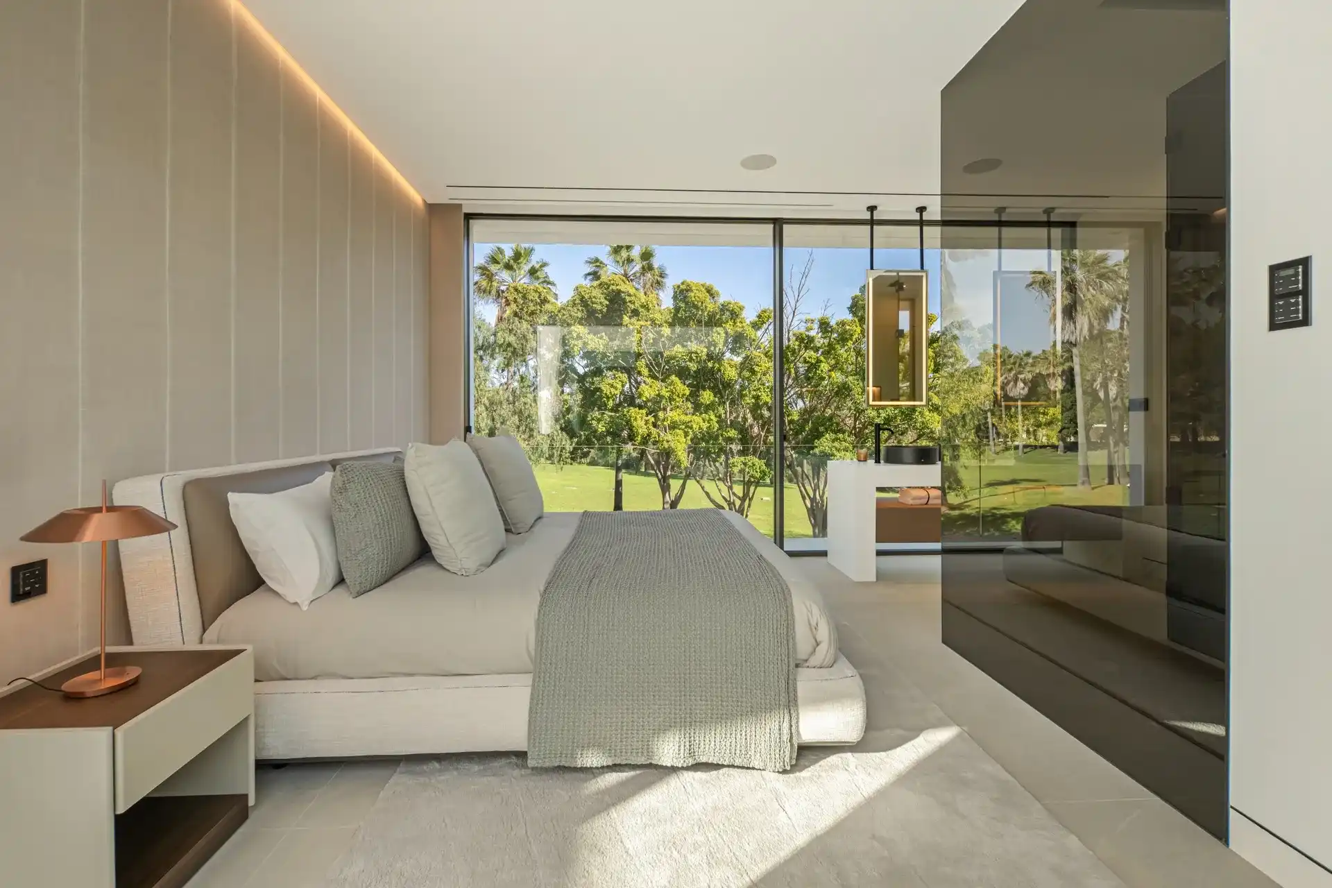 Exclusieve villa met resortgevoel in het meest prestigieuze deel van Marbella foto 19