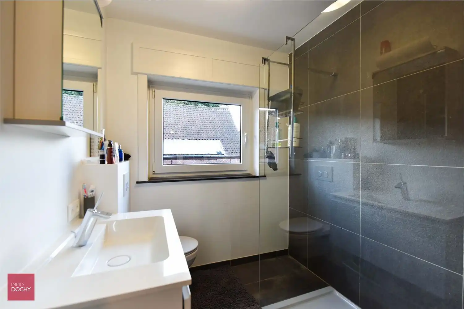 Vernieuwde en instapklare ruime woning centrum | Leiestraat foto 11
