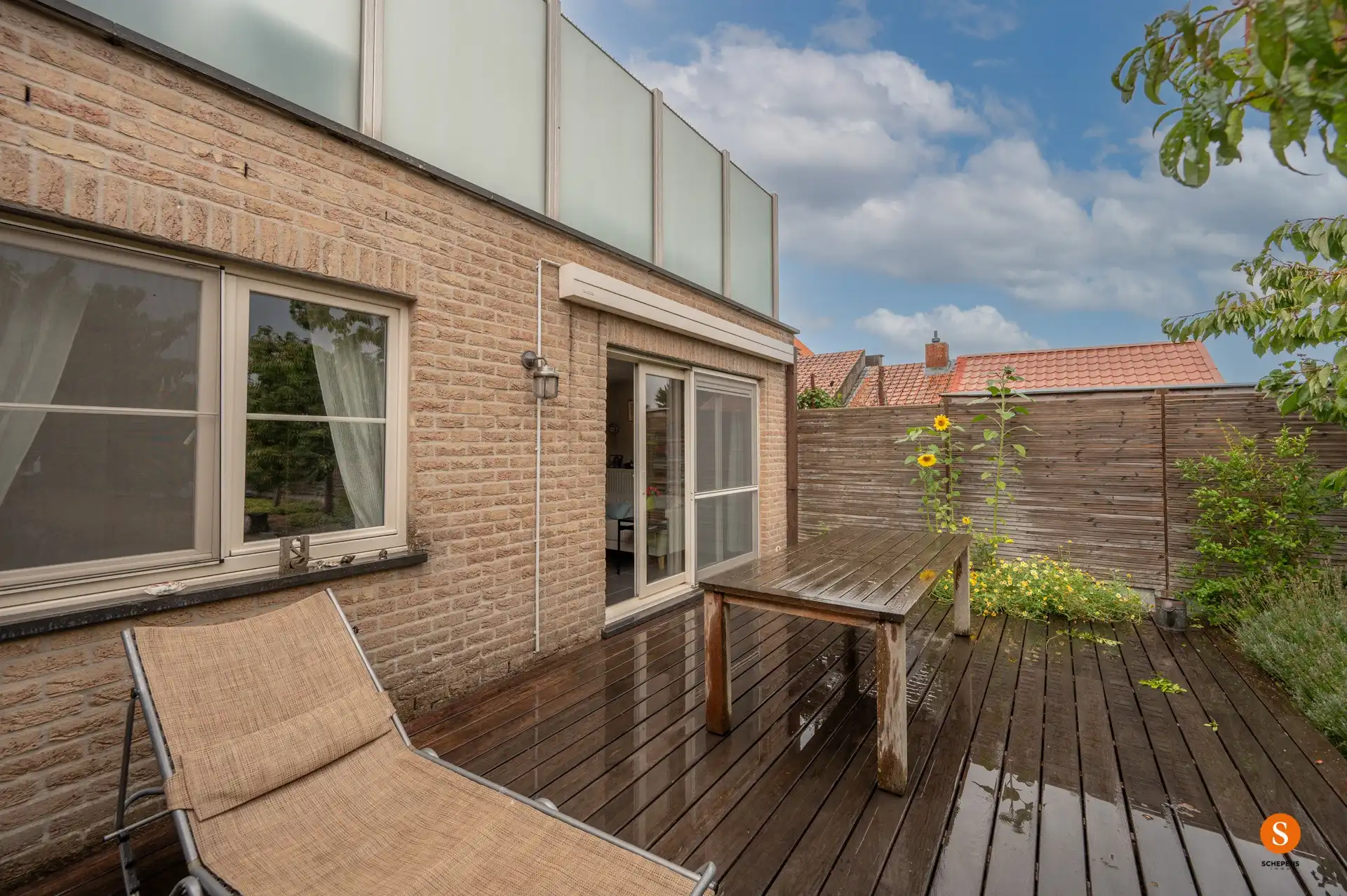 Te koop: verzorgd gelijkvloersappartement met grote tuin in De Haan. foto {{pictureIndex}}