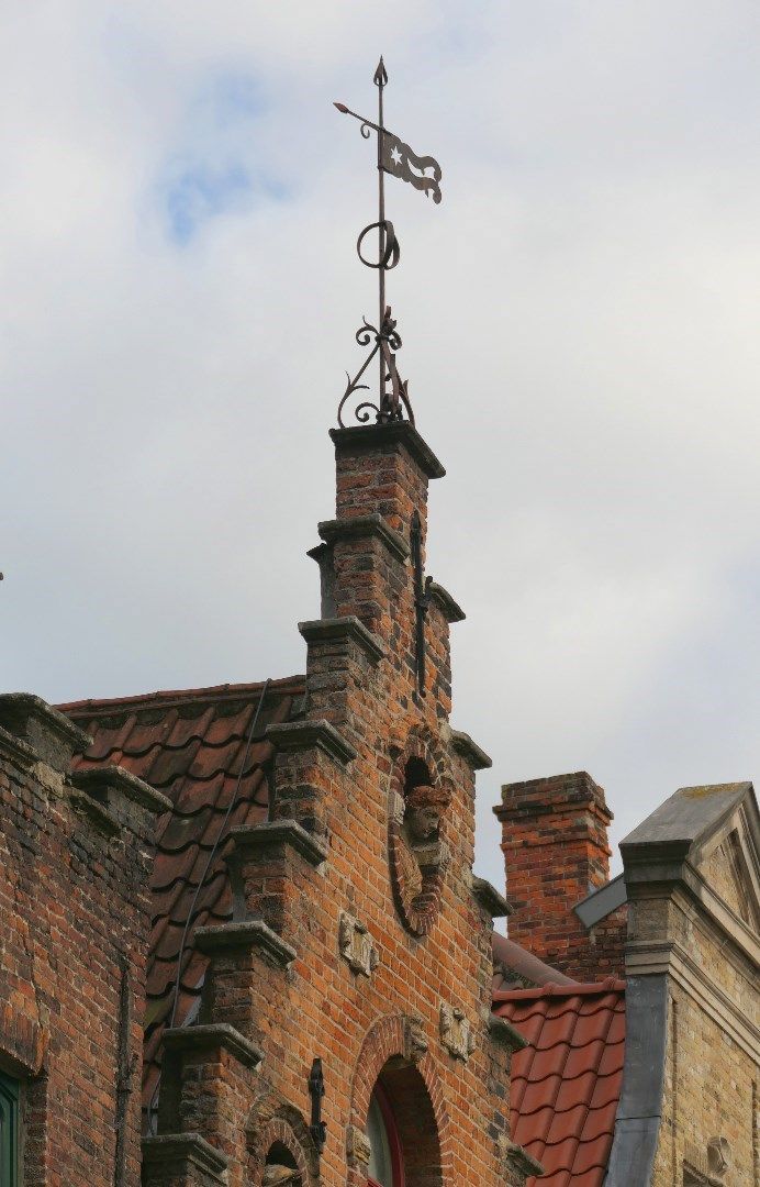 Karaktervol burgershuis gelegen aan de St-Jakobskerk in de historische stadskern  foto 18