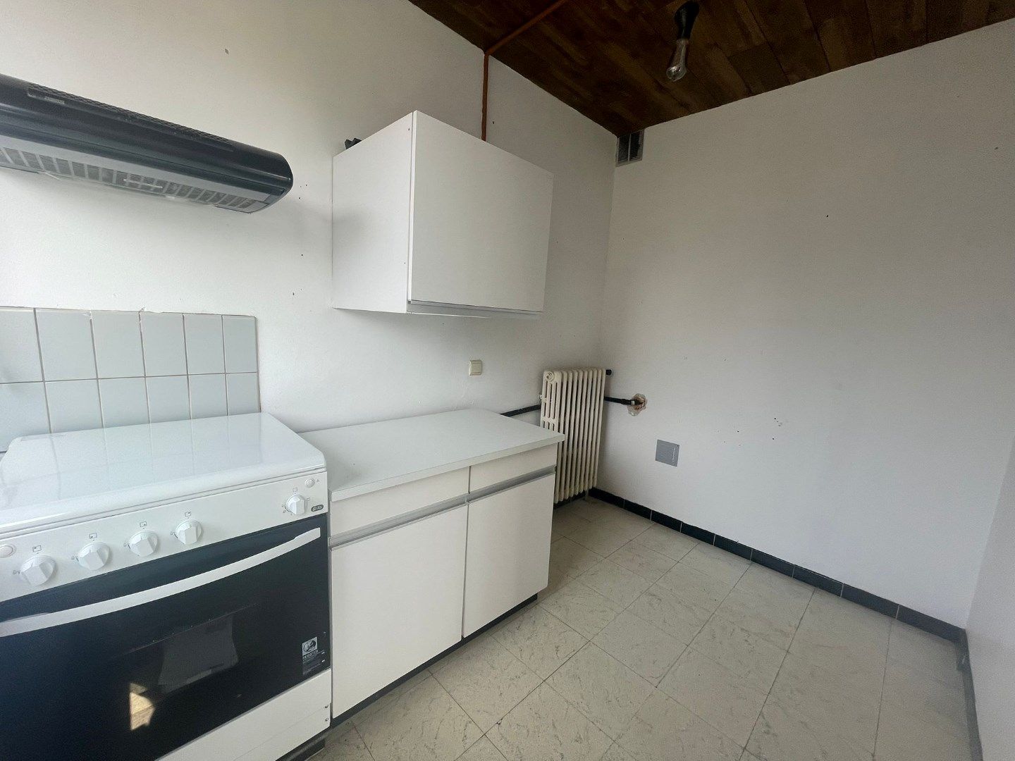 Te vernieuwen hoekappartement met terras in rustige straat in het hartje van Sint-Kruis. foto 5