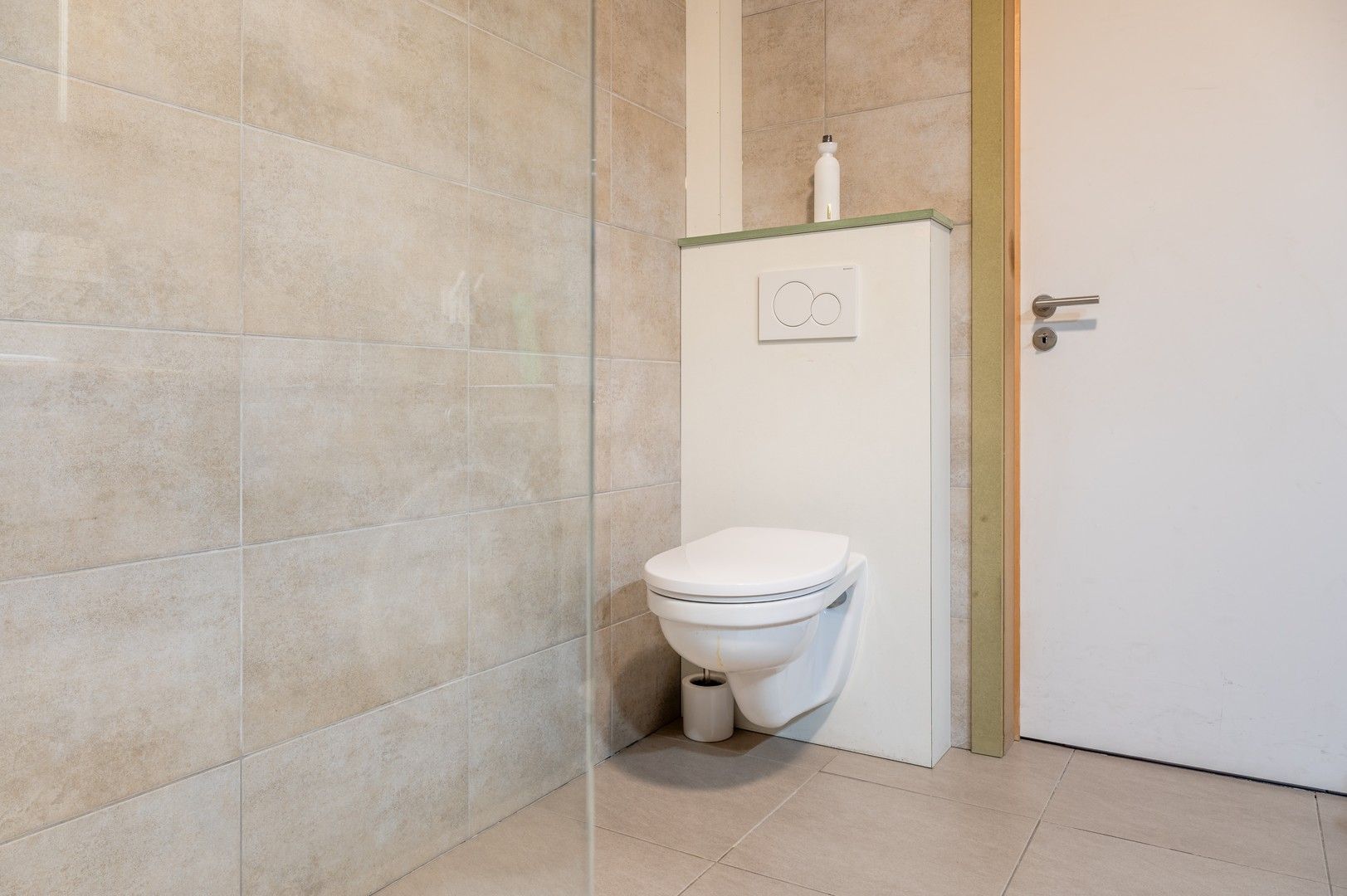 Ruim triplex appartement met berging foto 8