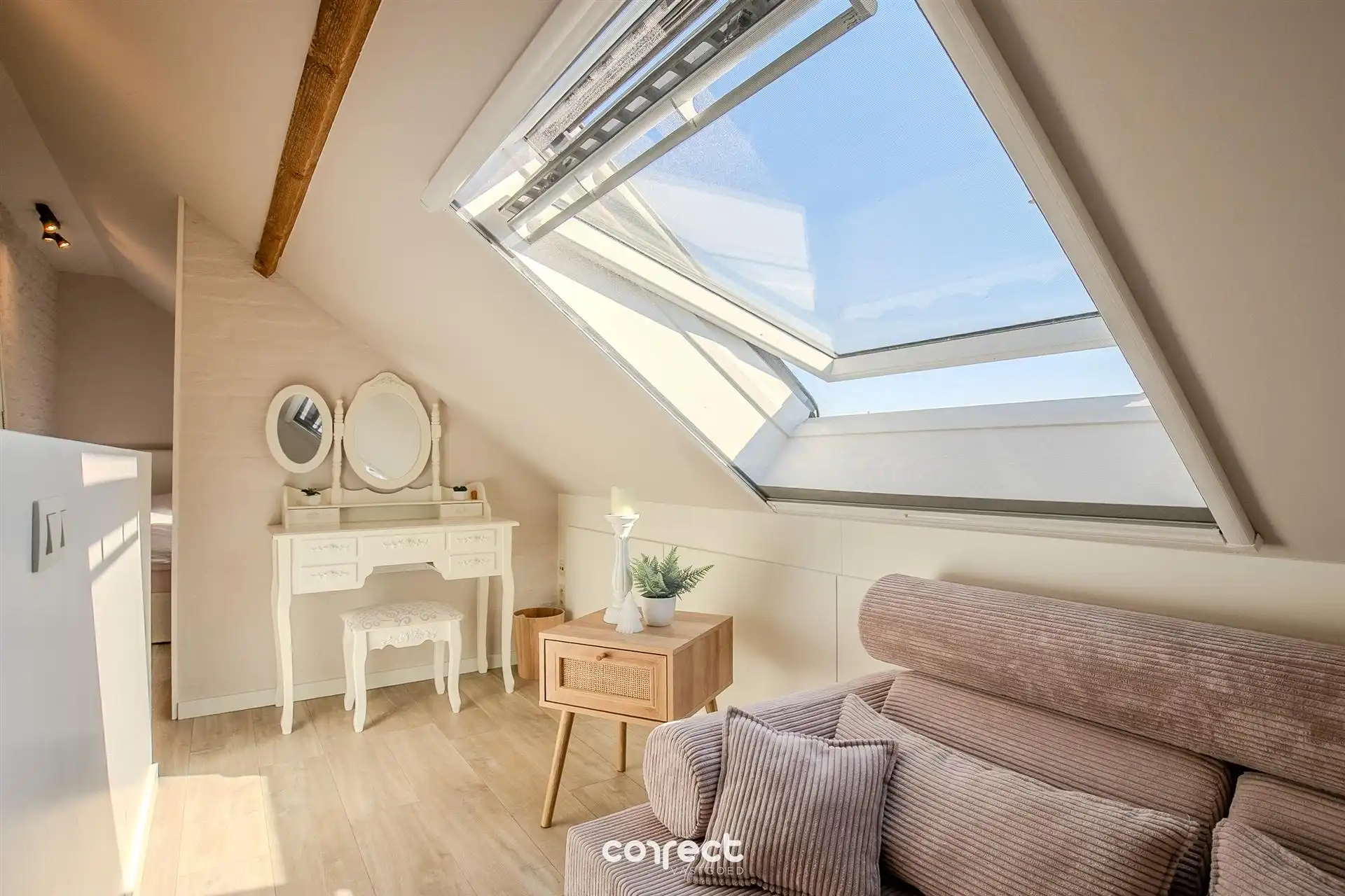 Halfopen bebouwing met oprit, garage, tuin en 3 slaapkamers. foto 12